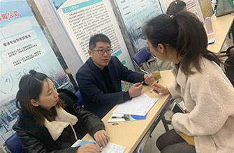 开展毕业生招聘会 · 开展多元化创新平台