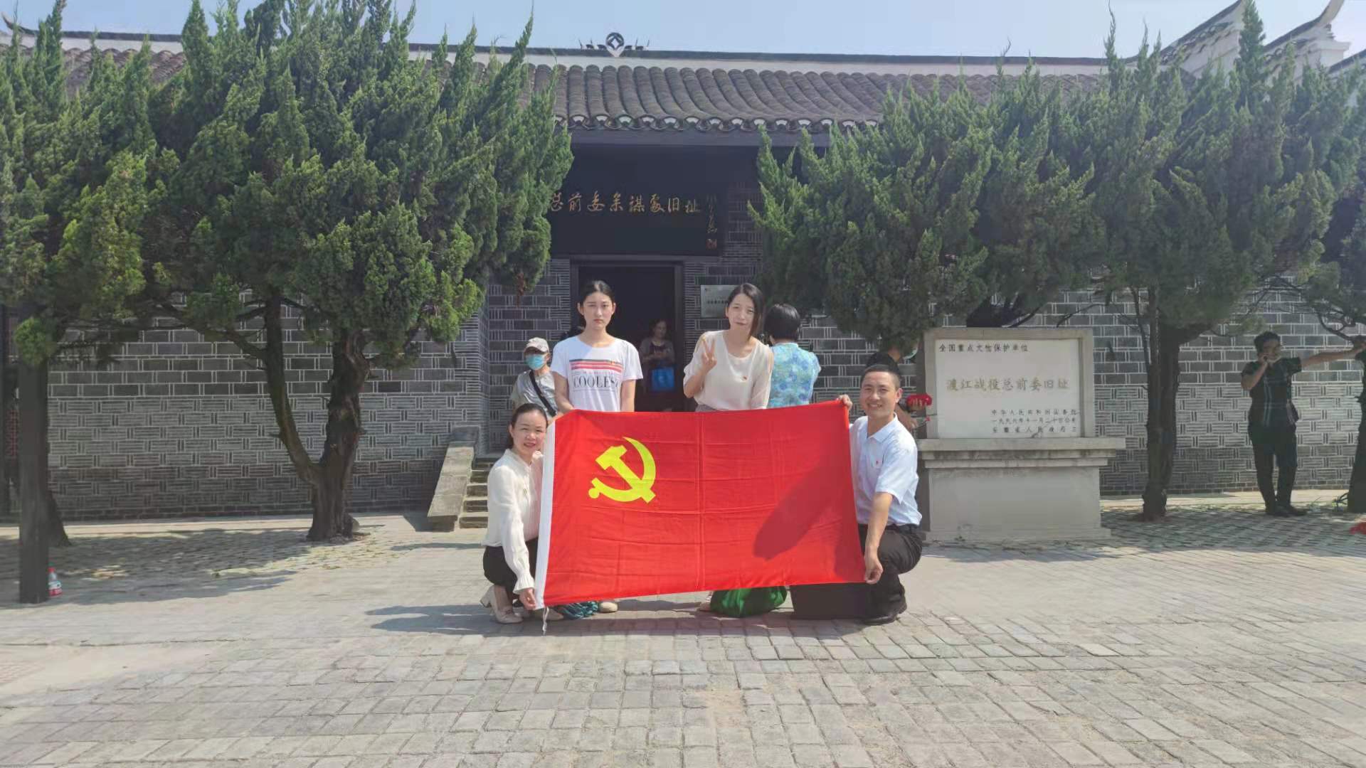 向党旗宣誓：我把忠诚献给党 