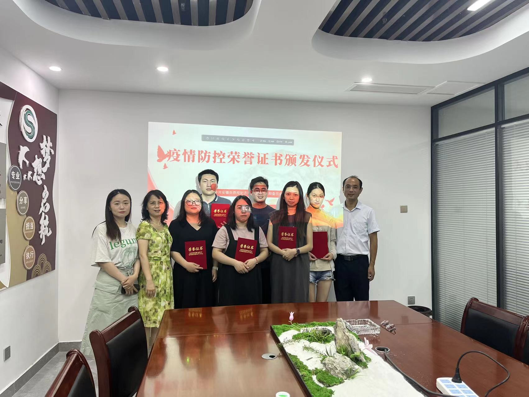 让党旗在“疫”线飘扬——为抗击疫情志愿服务者颁发荣誉证书